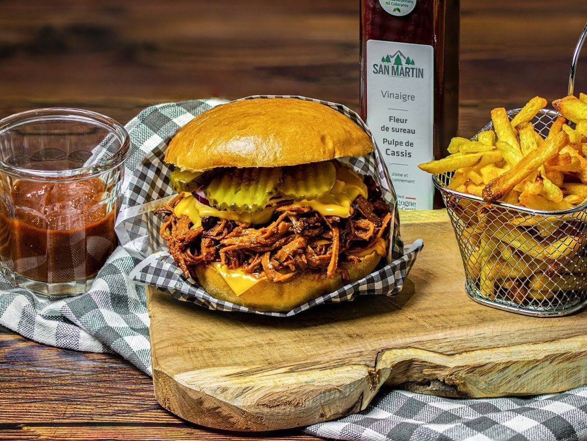 Burger de dinde façon pulled pork et ketchup aux fruits rouges