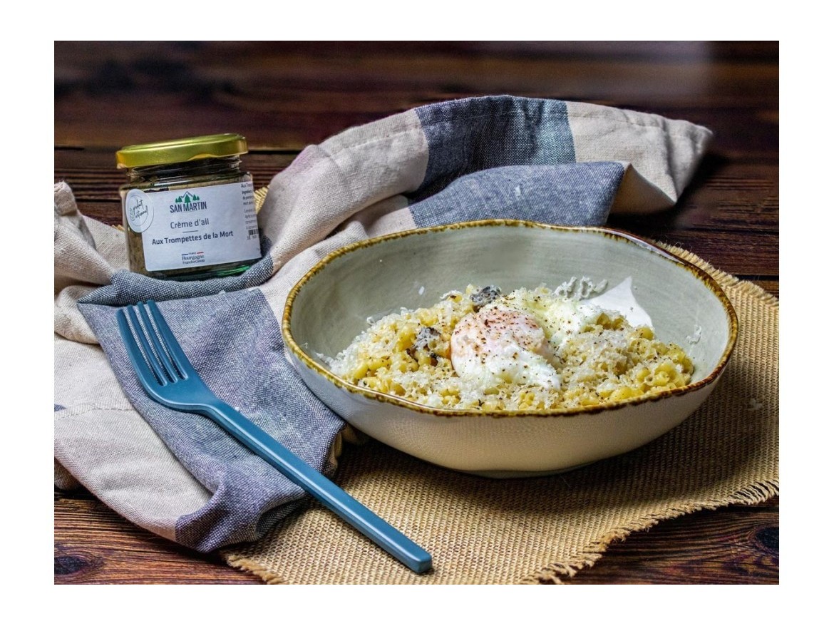 Risotto de coquillettes à la crème d’ail aux trompettes de la mort, oeuf poché