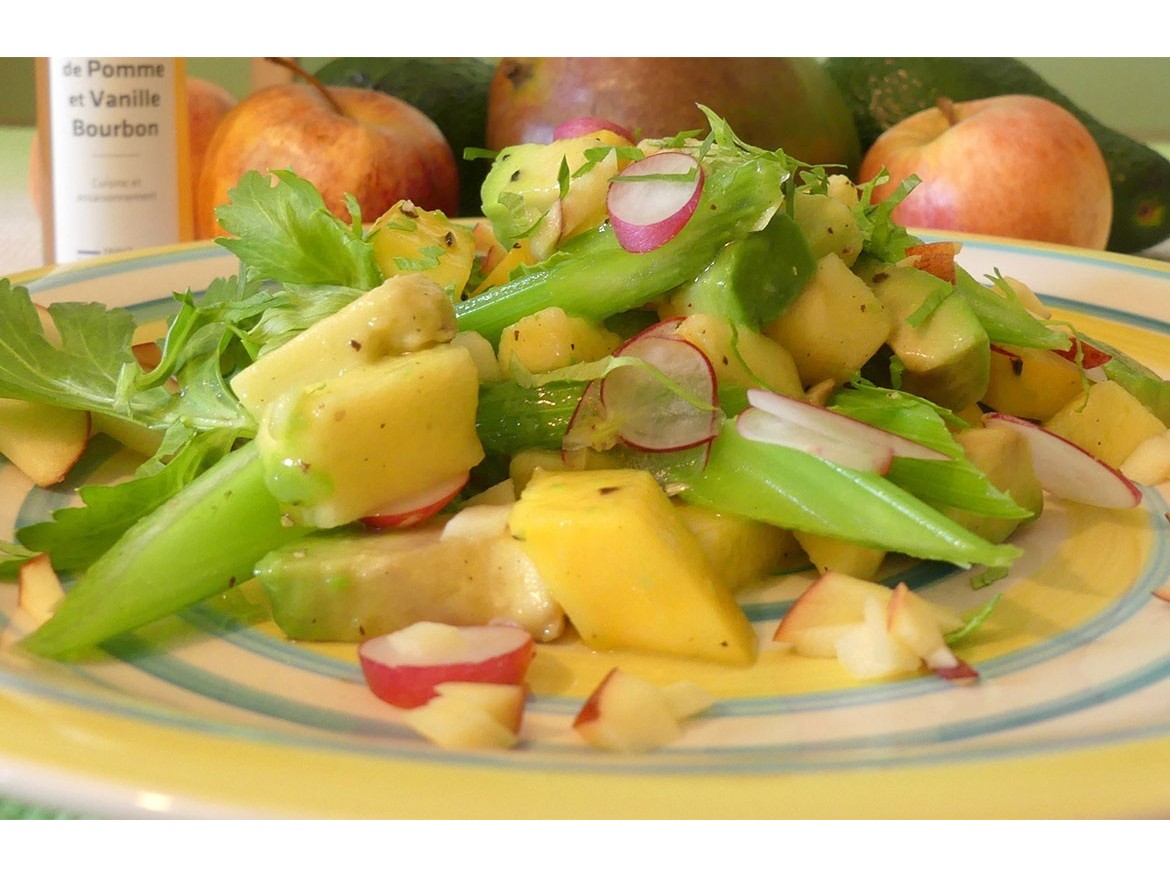 Salade d'avocat, mangue, pomme, céleri et radis au vinaigre de pomme et vanille bourbon